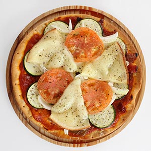 Pizza de hortalizas de la huerta y Queso Manchego Las Terceras