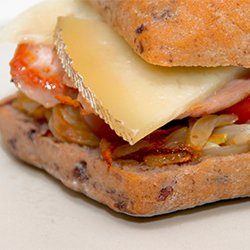 Bocadillo de secreto ibérico con queso manchego D.O.P. Las Terceras
