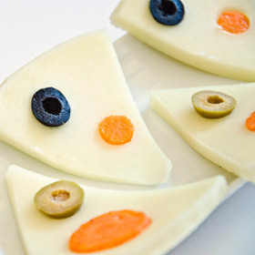 Aperitivos de Queso semicurado D.O.P. Las Terceras con agujeros de zanahoria y aceitunas