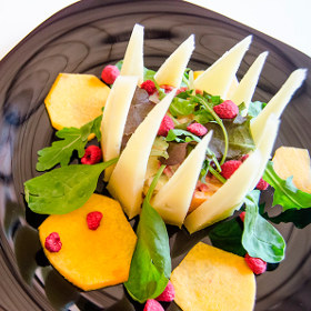 Ensalada de espinacas y rúcula, frutas y queso manchego semicurado D.O.P. Las Terceras