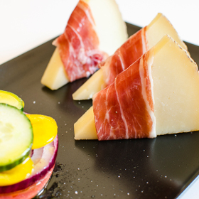 Ensalada vertical con cuñas de queso con Queso Manchego D.O.P. Las Terceras con jamón