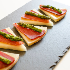 Cuñas de queso manchego artesano semicurado Las Terceras con mojama y puntas de espárragos