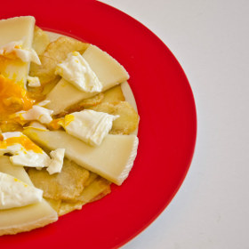 Huevo rotos con queso manchego curado D.O.P. Las Terceras