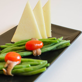 Atillos de judías verdes acompañados de queso Manchego Semicurado Artesano Las Terceras