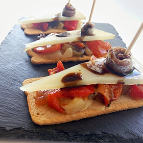 Montaditos de escalivada y queso manchego semicurado de oveja Las Terceras