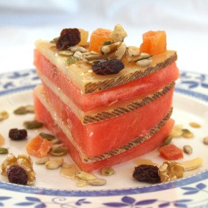 Montadito de queso Las Terceras con sandia y aderezo de frutos secos y miel
