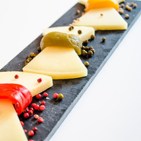 Lazos de queso manchego curado D.O.P. Las Terceras con pimientos asados