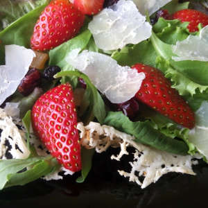 Ensalada de frutos rojos con crujiente de queso manchego Las Terceras