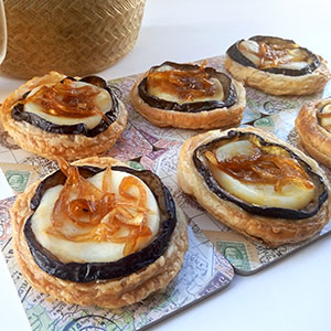 Hojaldre de berenjena con queso manchego Las Terceras y cebolla caramelizada