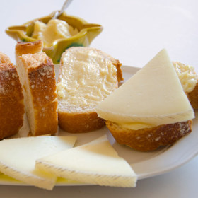 Pan de pueblo con ajoaceite y Queso manchego semicurado Las Terceras