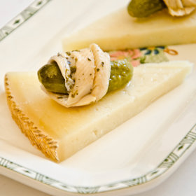 Queso manchego curado D.O.P. Las Terceras, boquerón y pepinillo