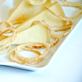 Queso manchego semicurado D.O.P. Las Terceras con cebolla frita