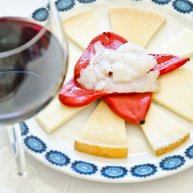 Seleccion de quesos manchegos Las Terceras D.O.P. con pimientos de piquillo y bacalao ahumado
