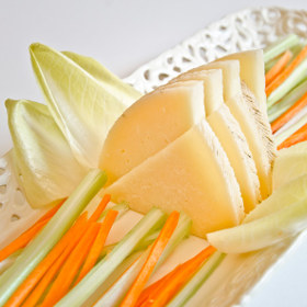 Cuñas de queso manchego Las Terceras con verduras frescas