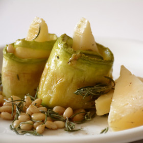 Rollito de calabacín y Queso semicurado Las Terceras salteado con piñones y romero