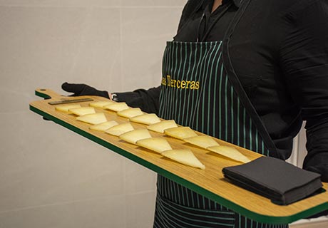 Presentation of Manchego cheese in Valencia