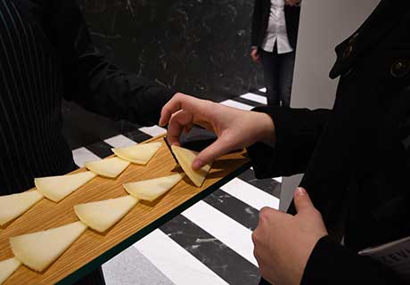 Presentation of Manchego cheese cured in Valencia