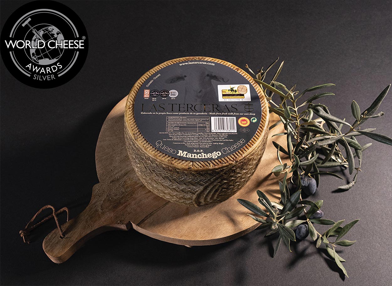 Silver medal for the PDO cured Manchego cheese in the category of hard sheep's milk cheese.