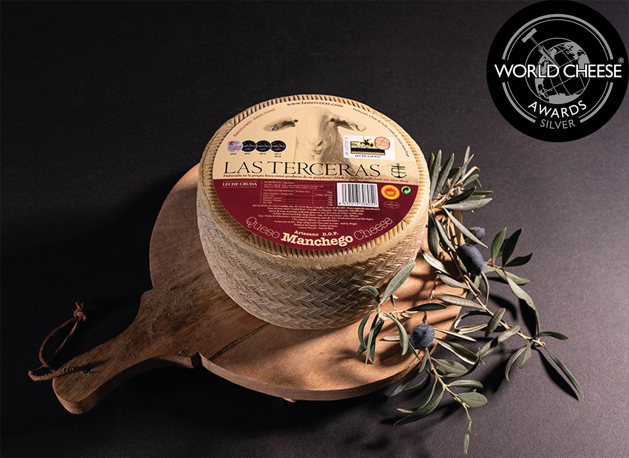 Medalla de plata al queso manchego semicurado artesano DOP en la categoría de queso de pasta semidura de leche de oveja.