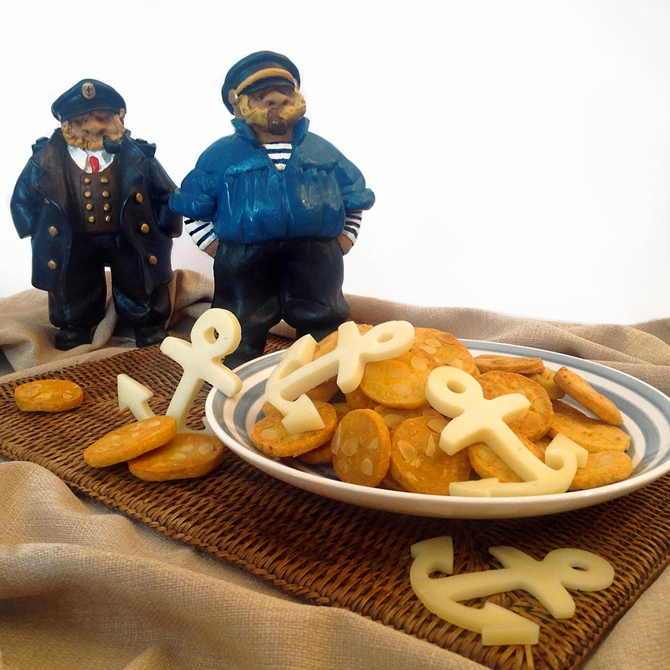Galletas ligeramente picantes de queso manchego Las Terceras D.O.P., con rocas de almendras tostadas
