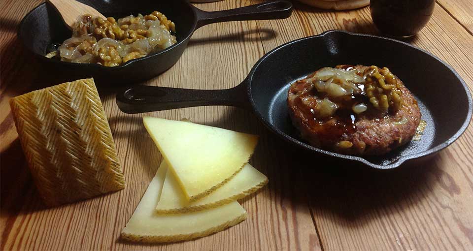 Hamburguesa gourmet de queso manchego semicurado Las Terceras D.O.P con cebolla caramelizada