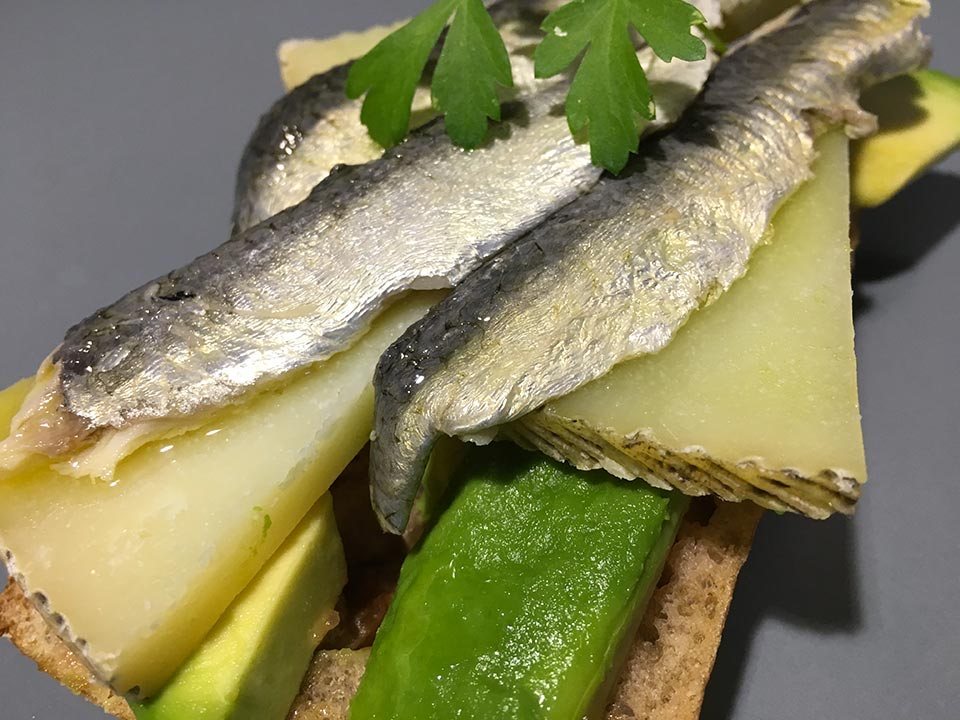 Tosta de queso manchego Las Terceras D.O.P., aguacate, y sardinas marinadas