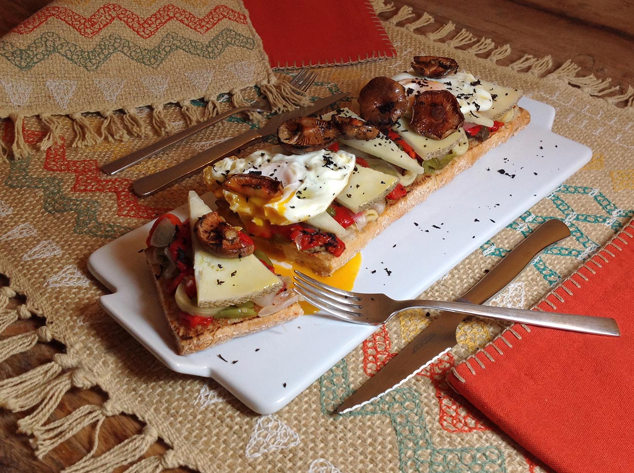 Tosta de verduras asadas y queso manchego curado artesano Las Terceras D.O.P.