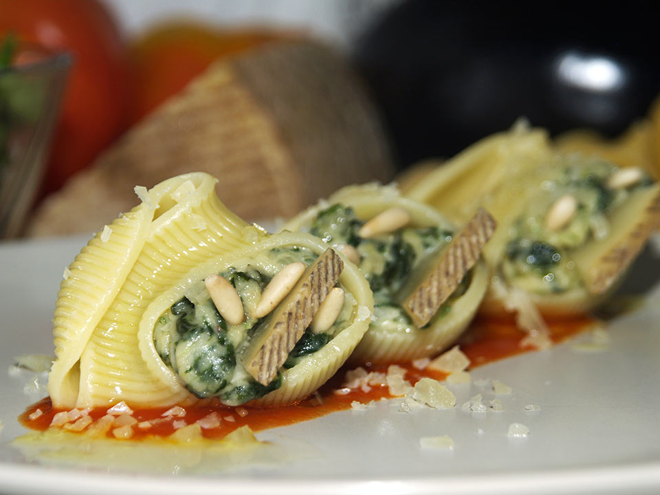 Caracolas rellenas de Queso Manchego D.O.P. Las Terceras y espinacas