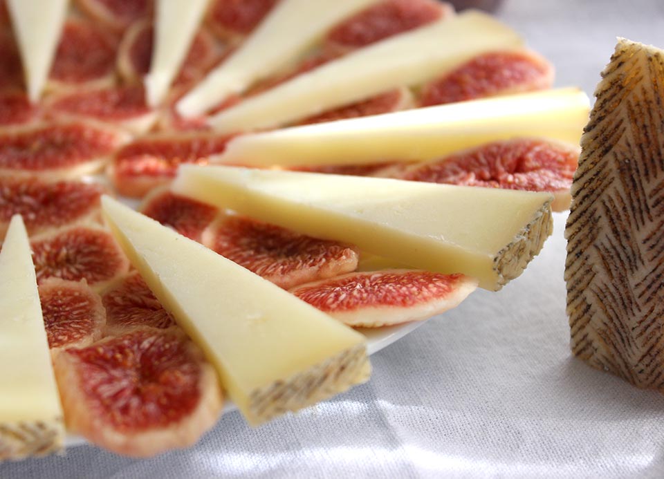 Carpaccio de higos de temporada y queso manchego semicurado Las Terceras