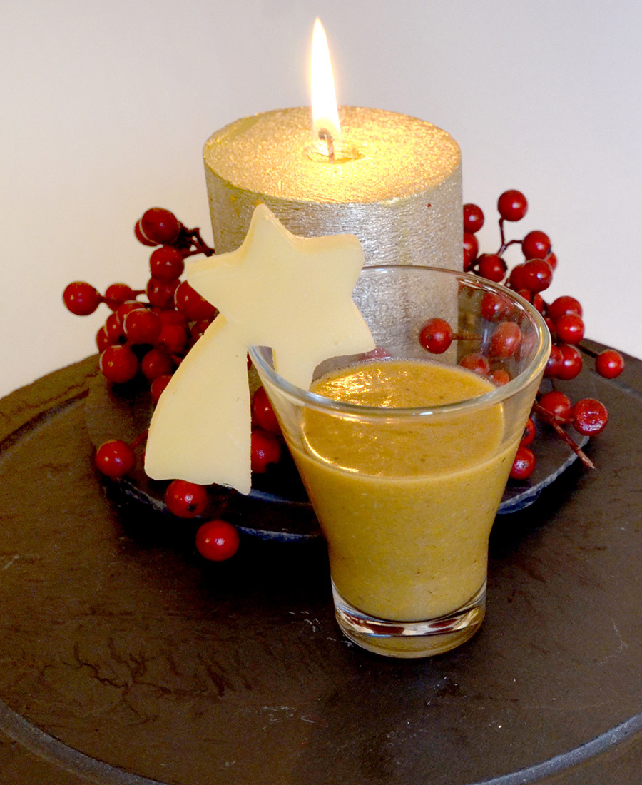 Chupitos de crema de rebozuelo con estrellas de queso Manchego D.O.P. semicurado artesano