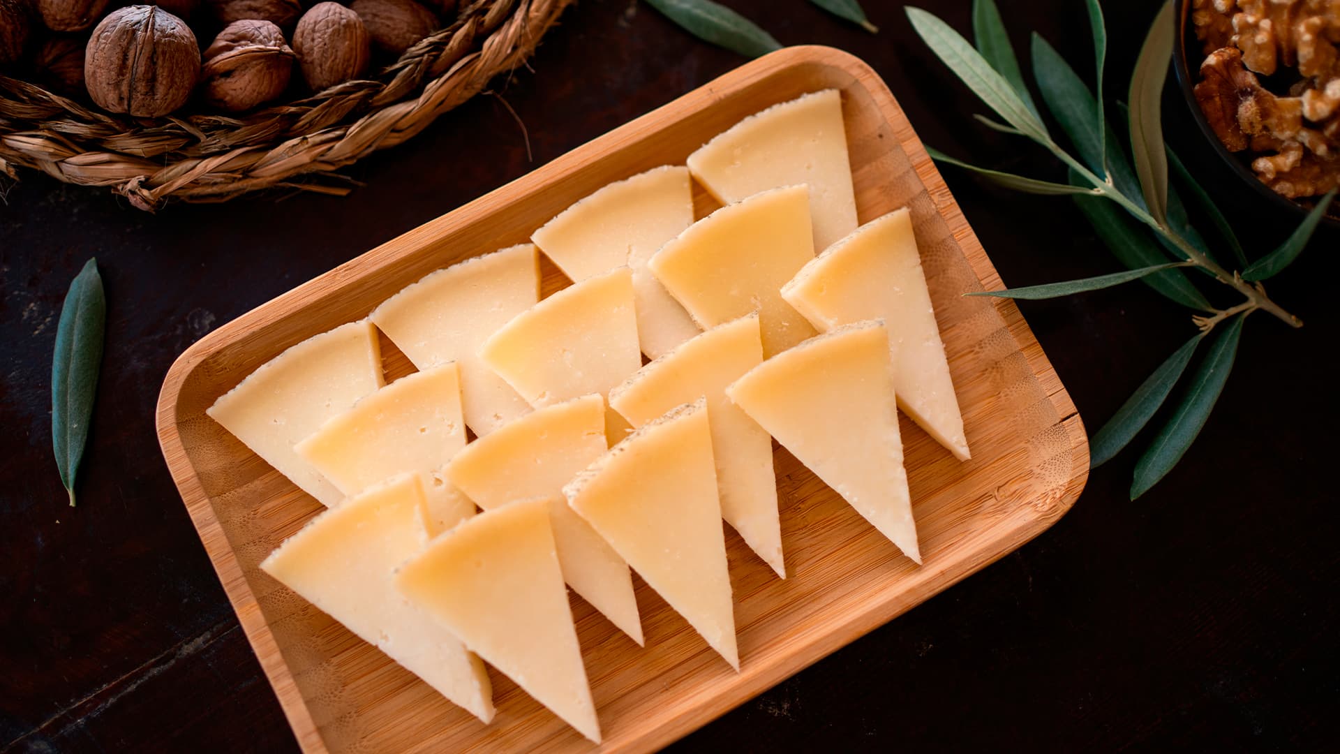 Tabla rústica de queso manchego y nueces
