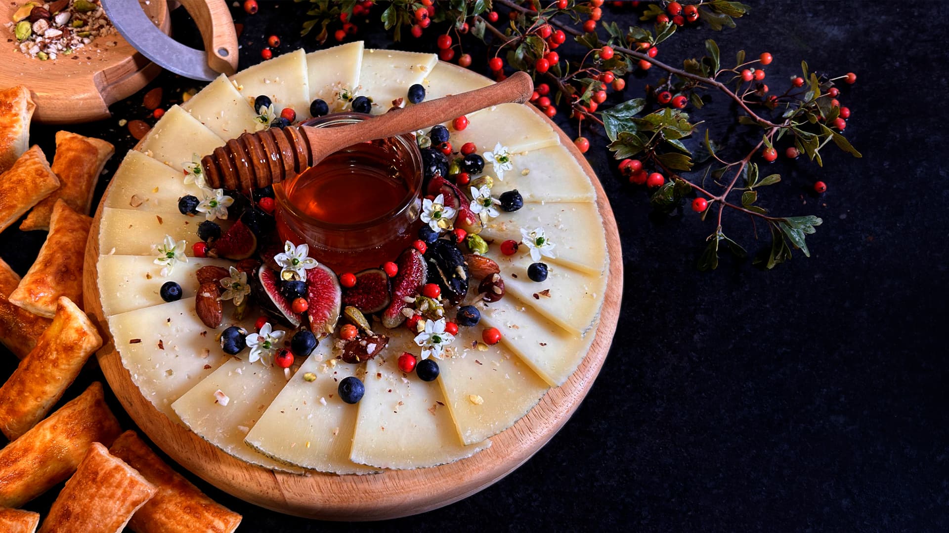 Tabla de queso manchego con miel, higos y frutos rojos