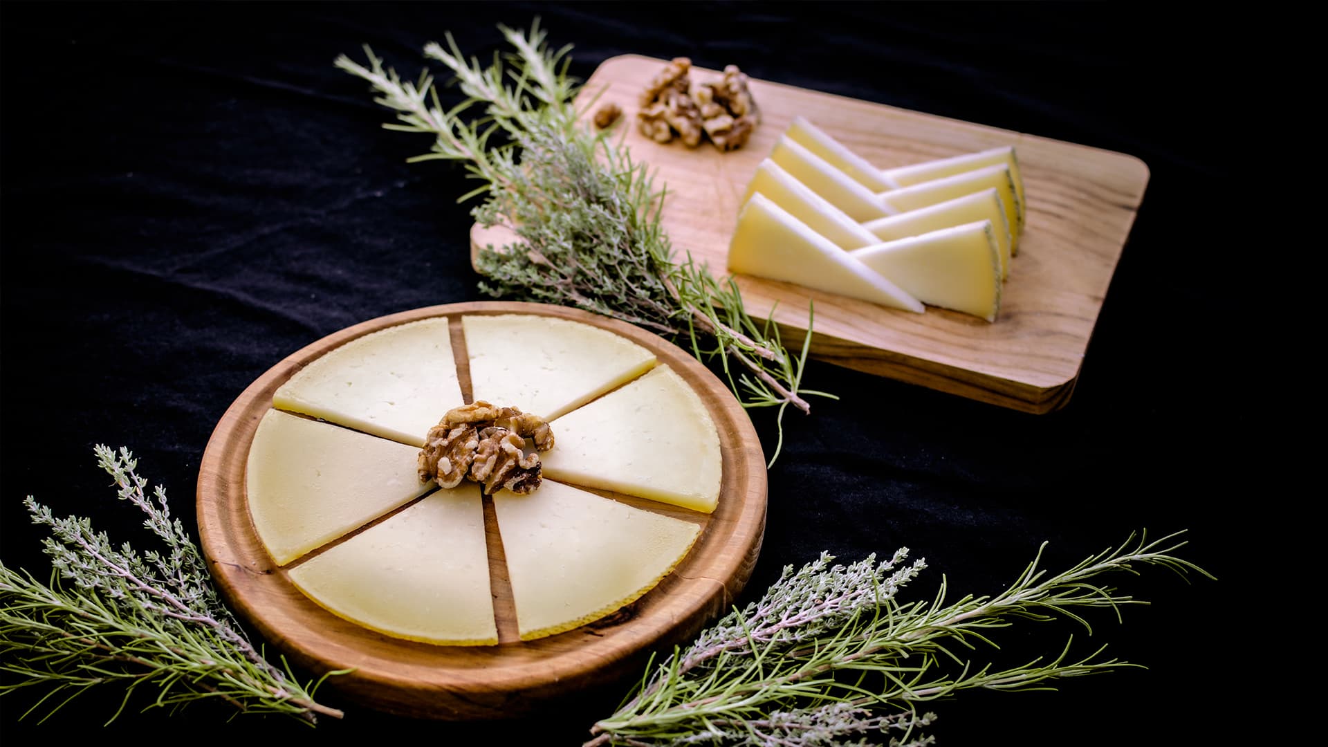 Tabla aromática de queso manchego con nueces