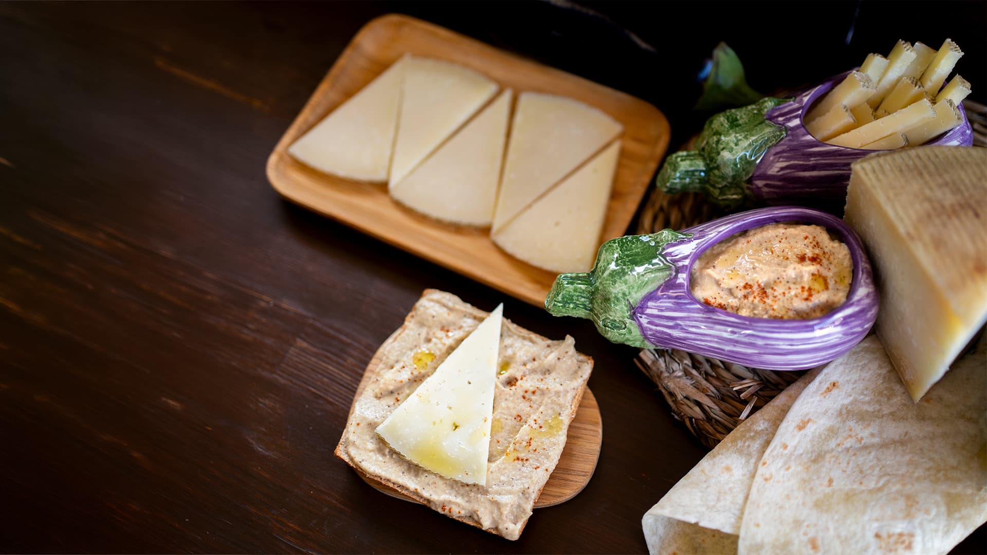 Manchego cheese with hummus and crispbread