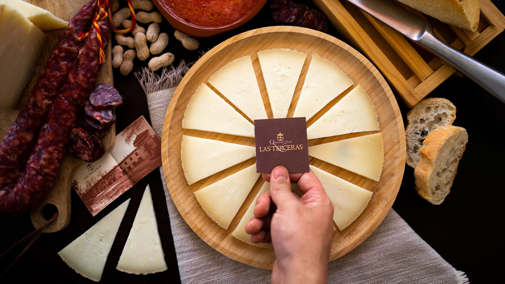 La Mancha-style board with cheese, cured meats and bread