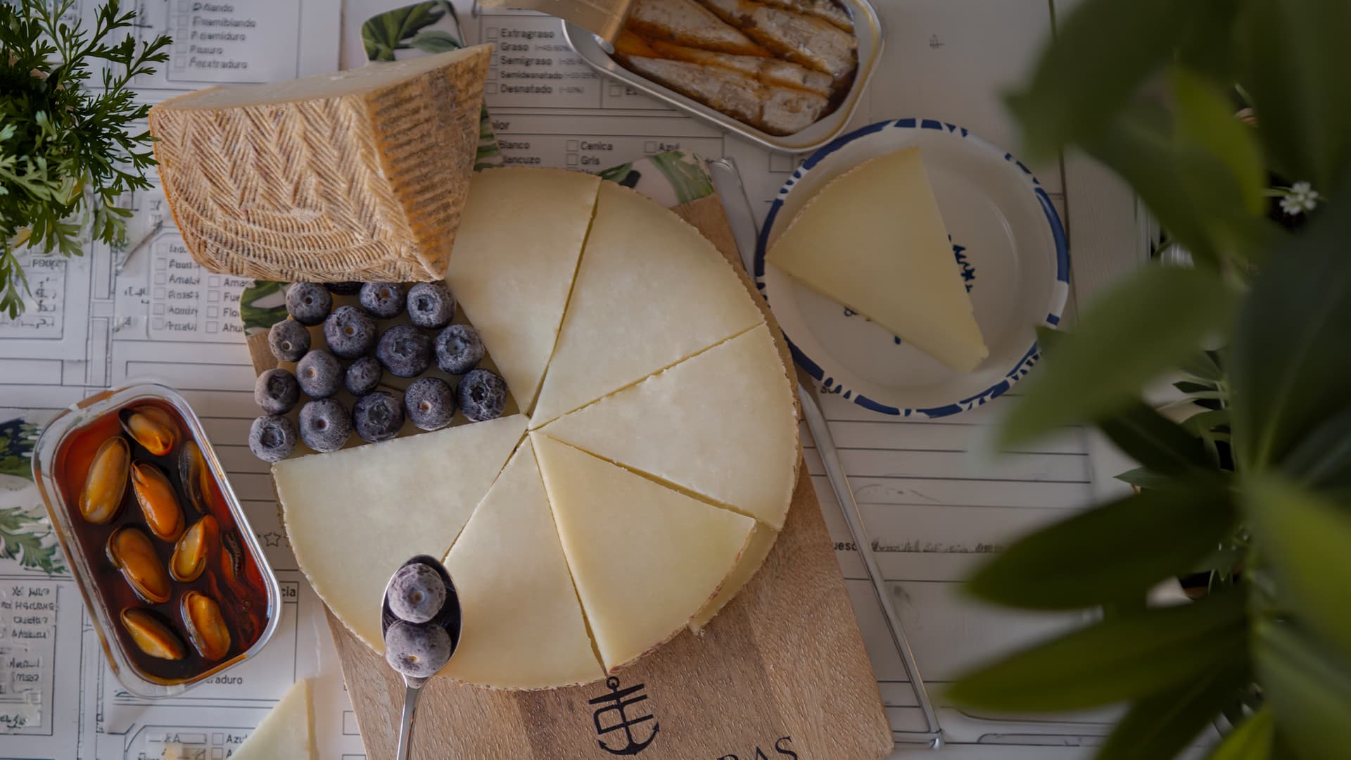 Degustación de queso manchego con frutos rojos y conservas