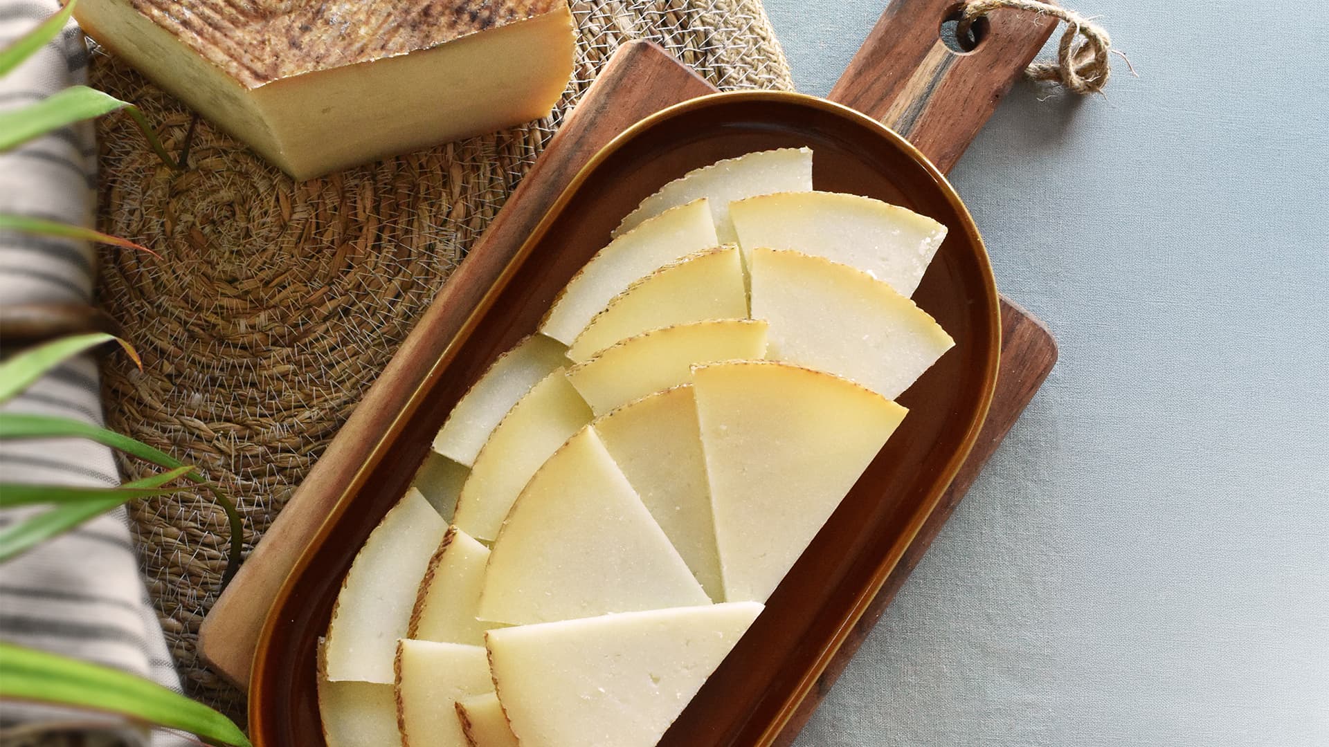 Presentación rústica de queso manchego