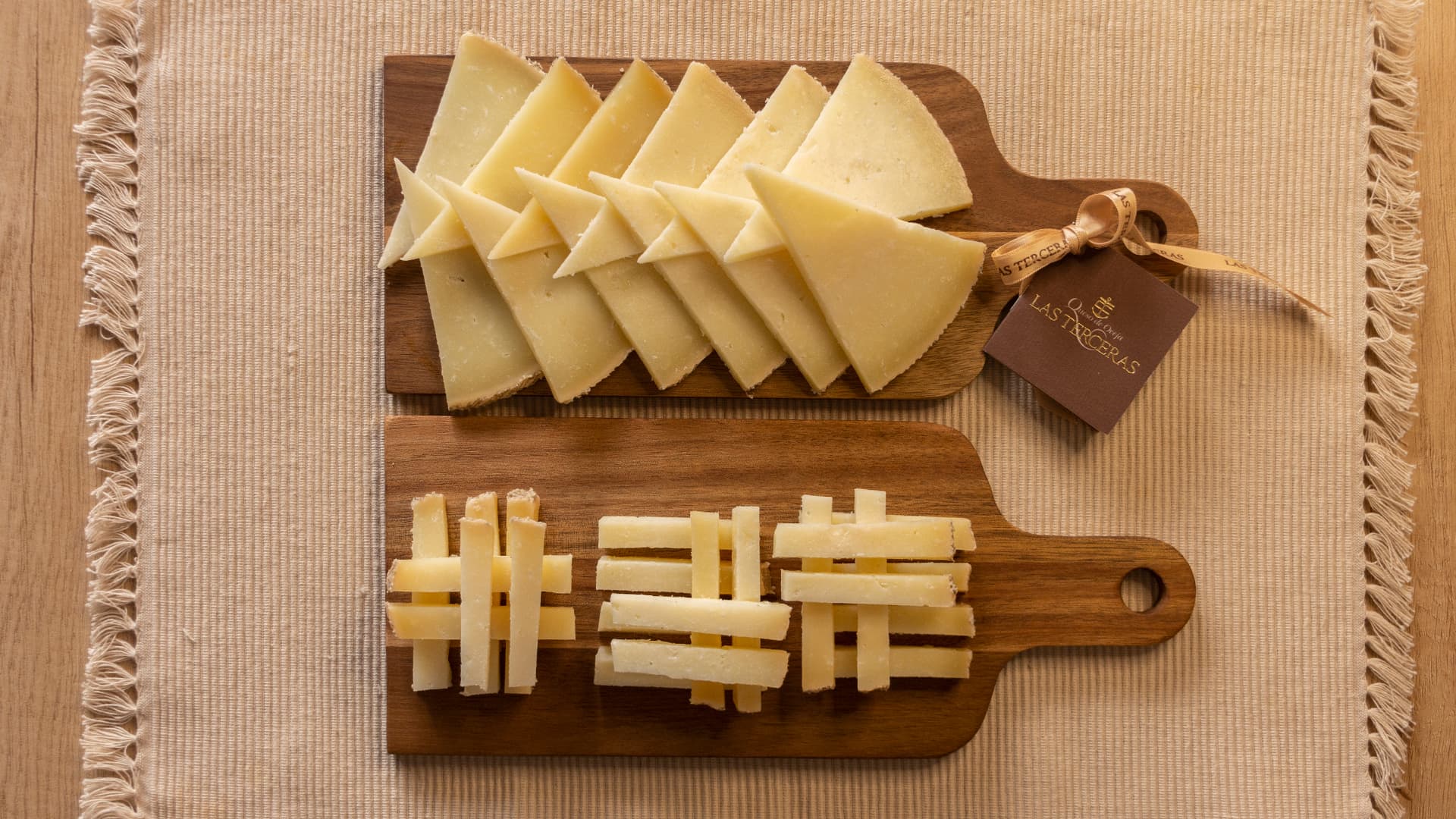 Queso manchego en cuñas y bastones