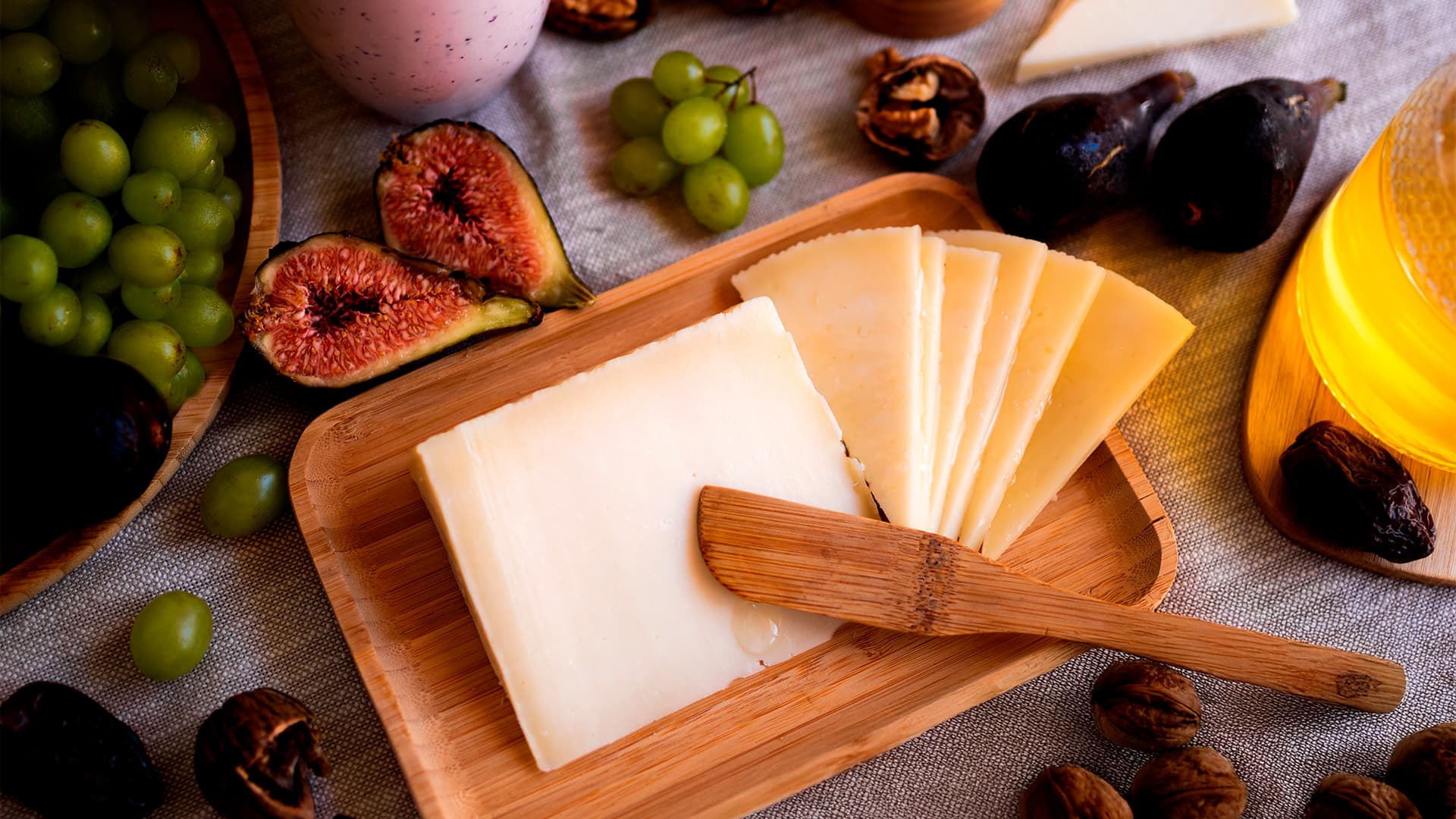 Tabla de queso manchego con frutas, nueces y miel