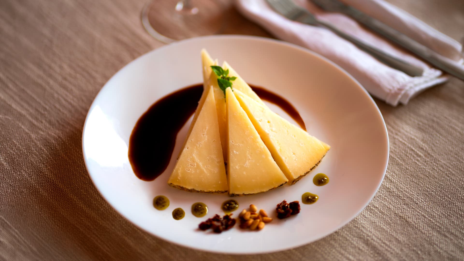 Manchego cheese with balsamic reduction and Mediterranean notes