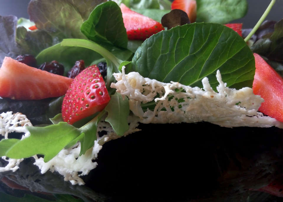 Ensalada de frutos rojos con crujiente de queso manchego Las Terceras
