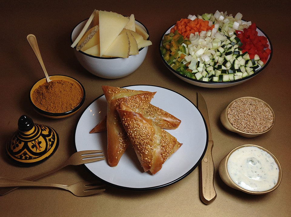 Samosas vegetarianas con queso manchego Las Terceras D.O.P. y salsa de yogur