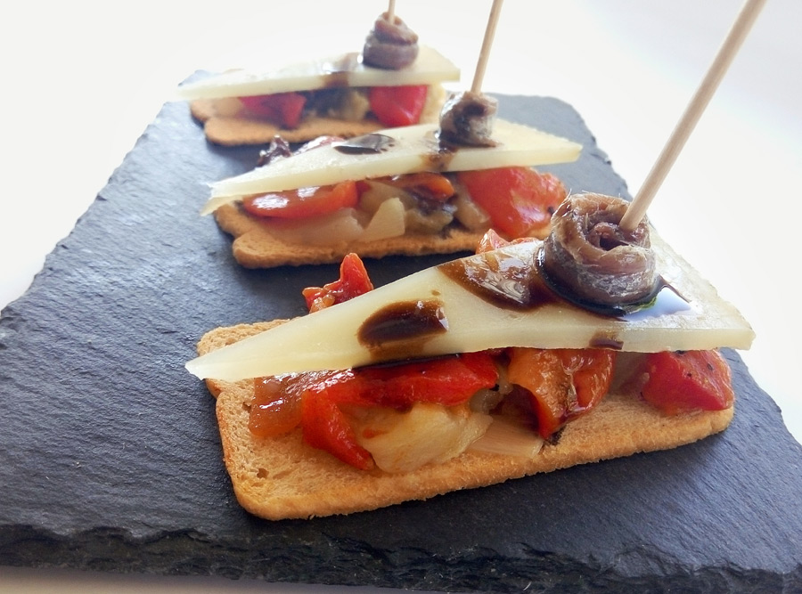 Tapas of roasted vegetables and Las Terceras Manchego cheese P.D.O.