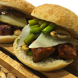 Chicken marinated sandwich with Las Terceras Manchego cheese PDO