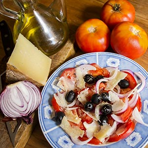 Greek salad with Las Terceras Manchego cheese PDO