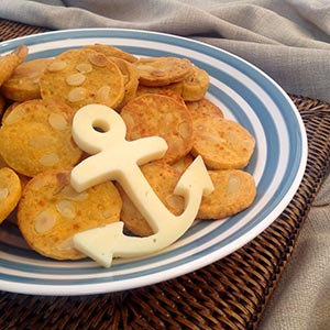 Spicy cookies with almonds and Las Terceras Manchego cheese PDO