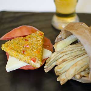 Oatmeal burgers with vegetables and Las Terceras Manchego cheese