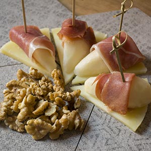 Tapa of Las Terceras Manchego cheese PDO and pear
