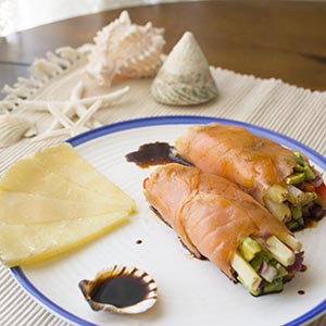 Salmon rolls with crudités and Las Terceras cheese PDO
