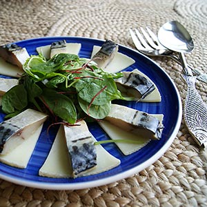 Tabla de queso manchego Las Terceras D.O.P acompañada de caballa ahumada